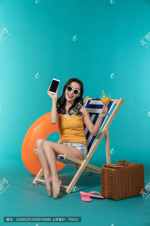 棚拍夏日造型年轻女子