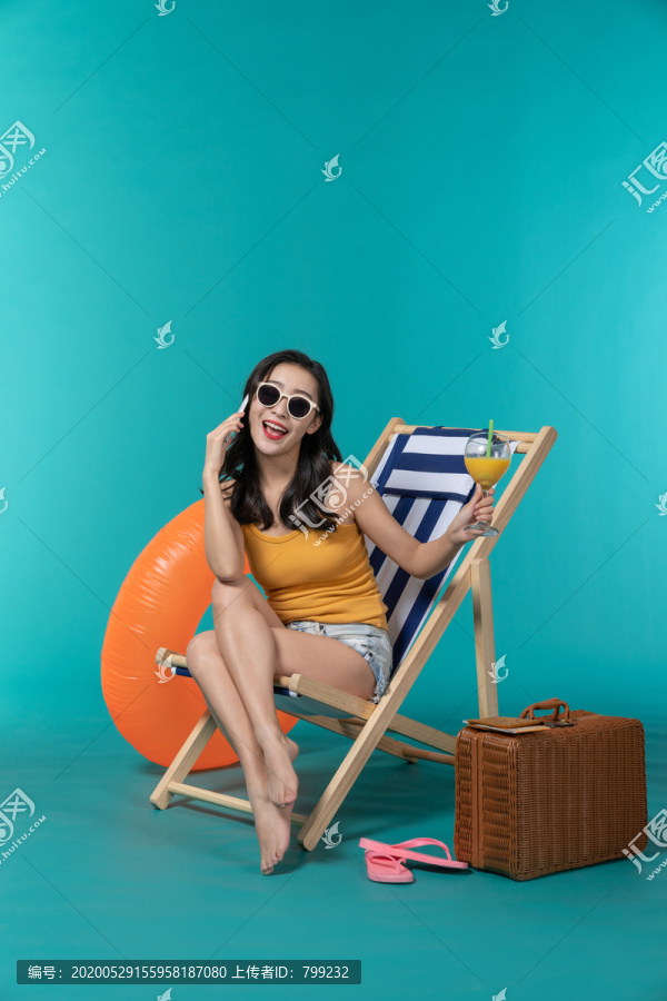棚拍夏日造型年轻女子