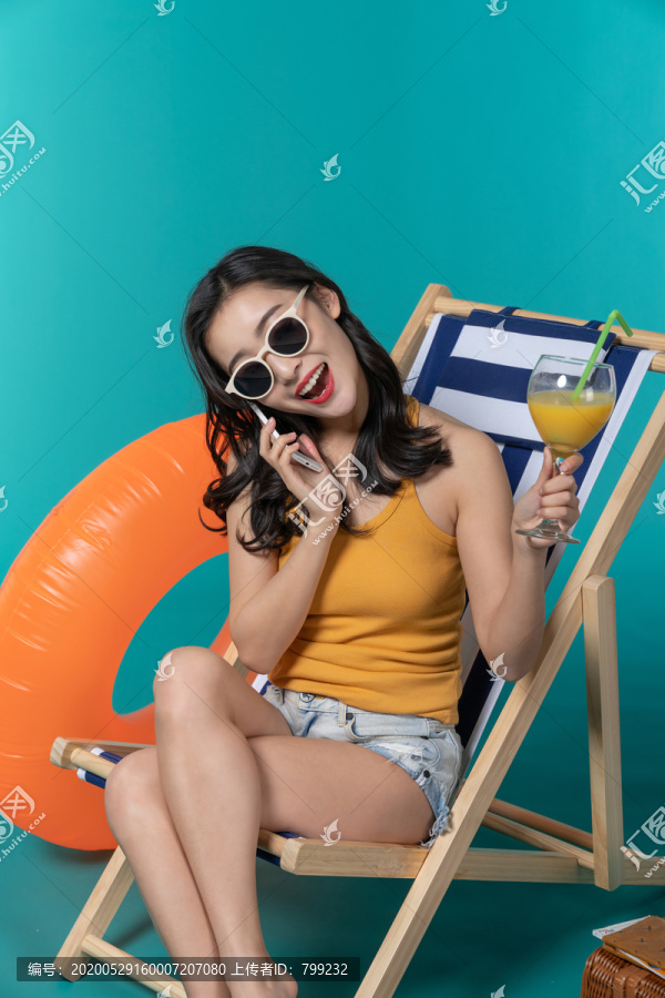 棚拍夏日造型年轻女子