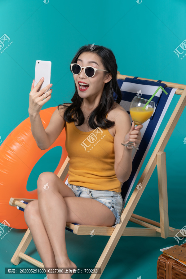 棚拍夏日造型年轻女子