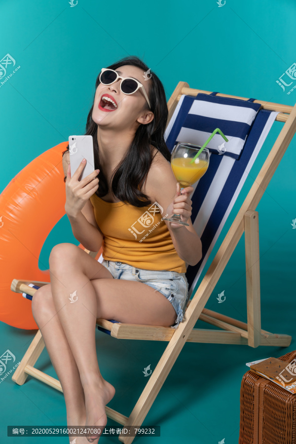 棚拍夏日造型年轻女子