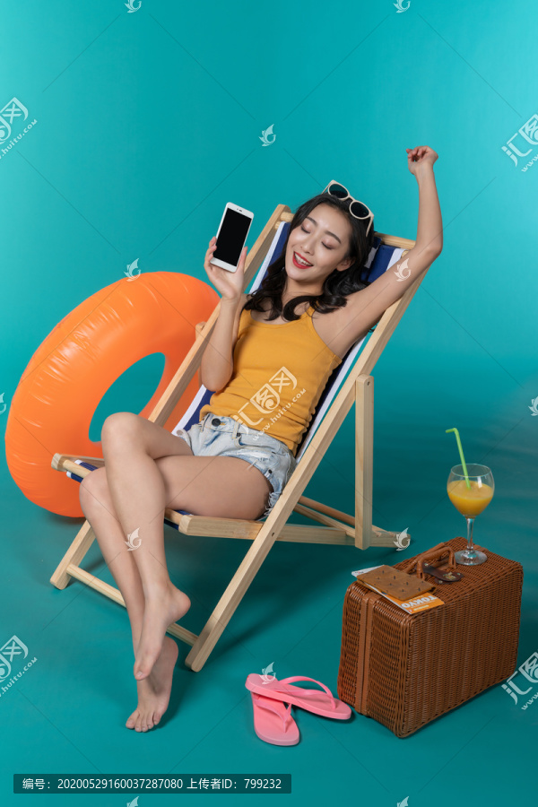 棚拍夏日造型年轻女子
