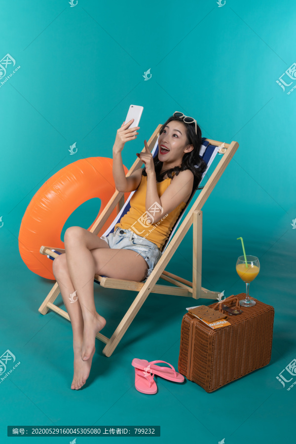 棚拍夏日造型年轻女子