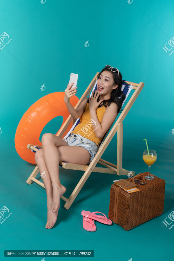 棚拍夏日造型年轻女子