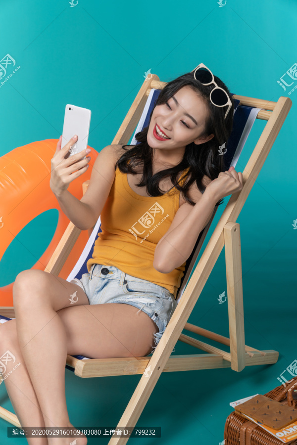 棚拍夏日造型年轻女子