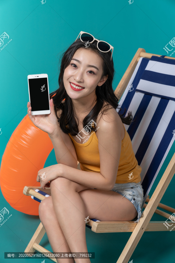 棚拍夏日造型年轻女子