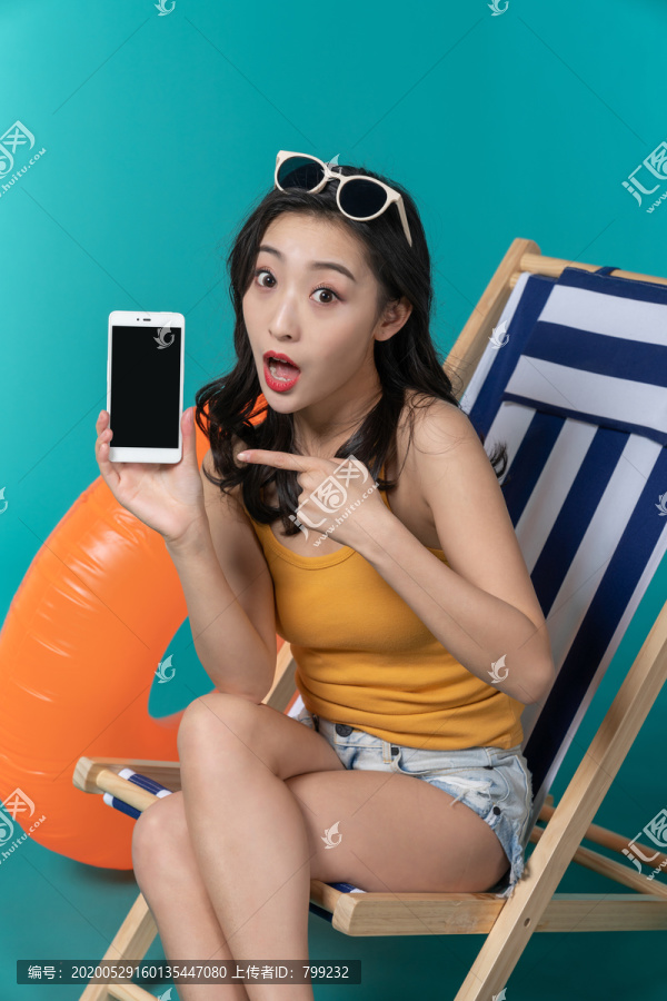 棚拍夏日造型年轻女子