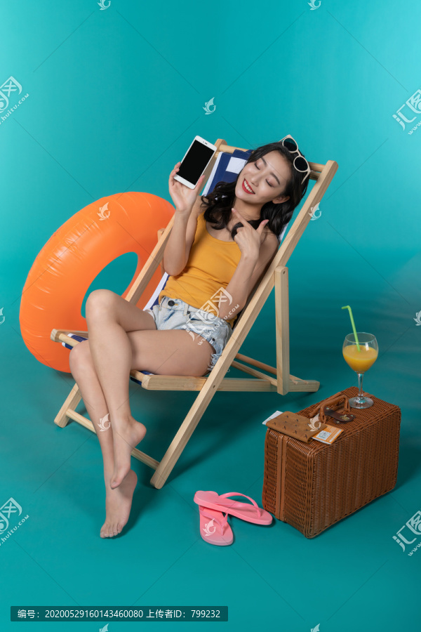 棚拍夏日造型年轻女子