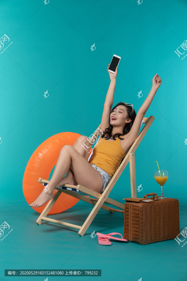 棚拍夏日造型年轻女子