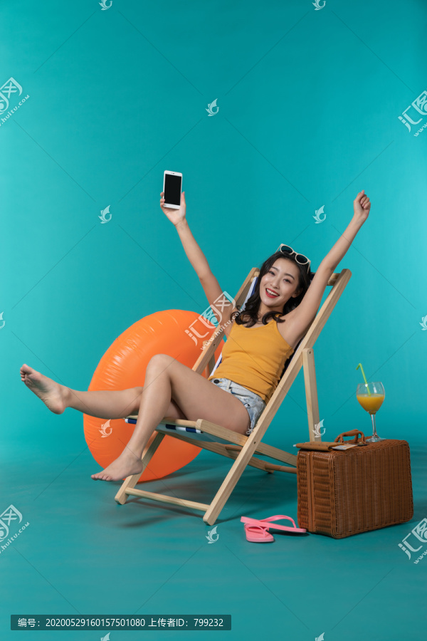 棚拍夏日造型年轻女子