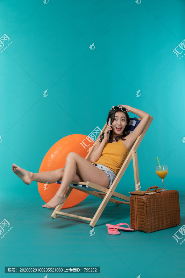 棚拍夏日造型年轻女子