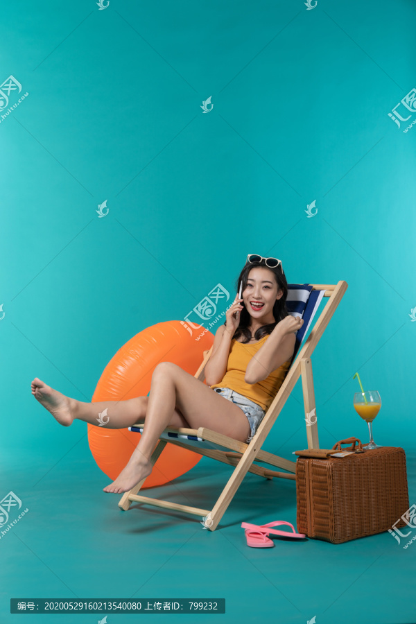 棚拍夏日造型年轻女子