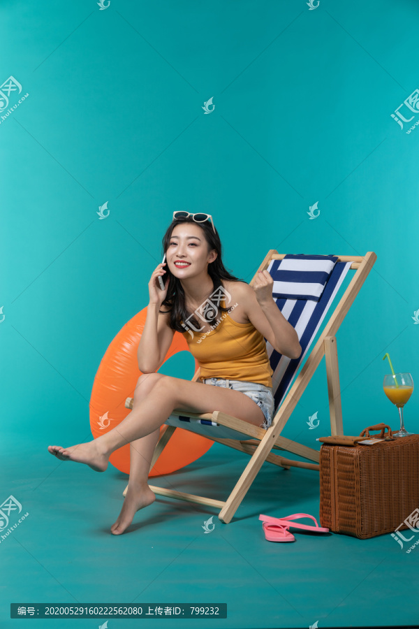 棚拍夏日造型年轻女子
