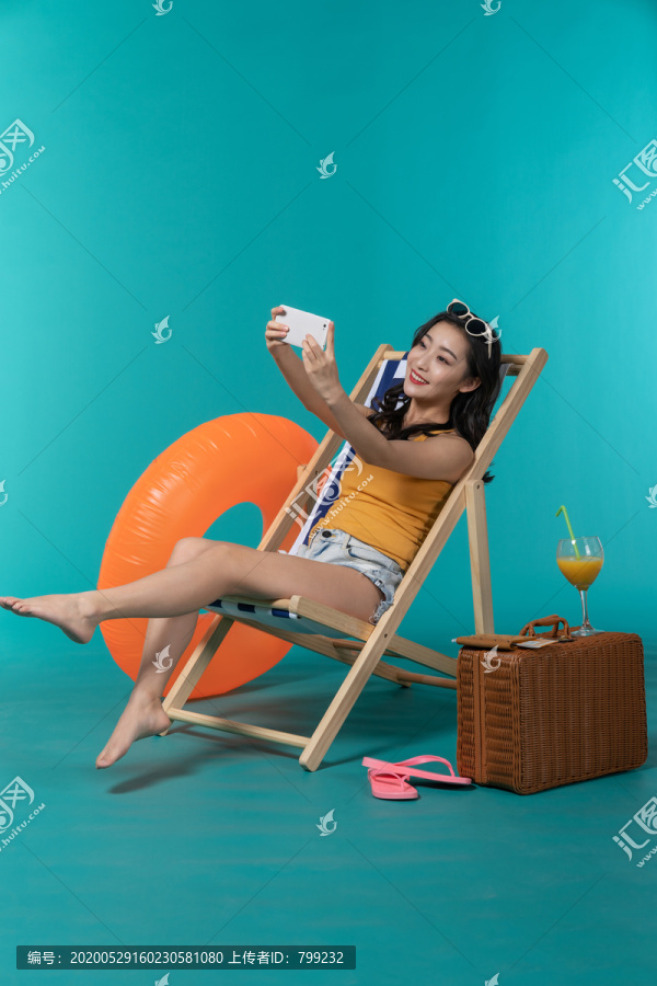 棚拍夏日造型年轻女子