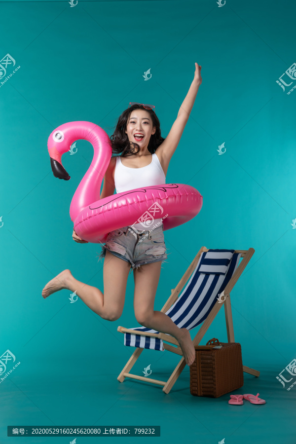 棚拍夏日造型年轻女子