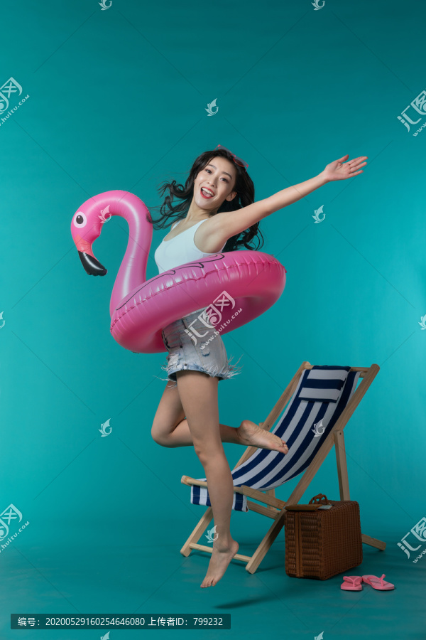 棚拍夏日造型年轻女子