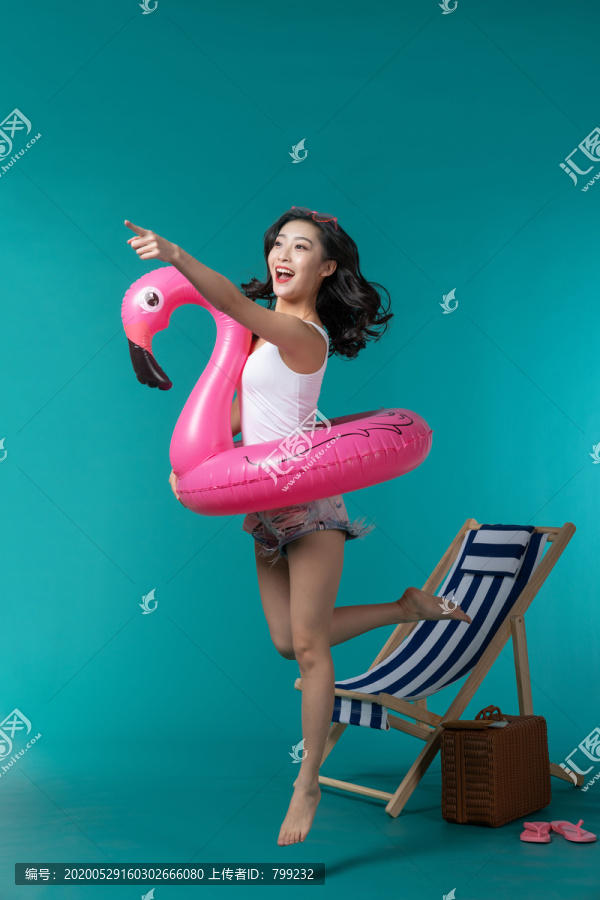 棚拍夏日造型年轻女子