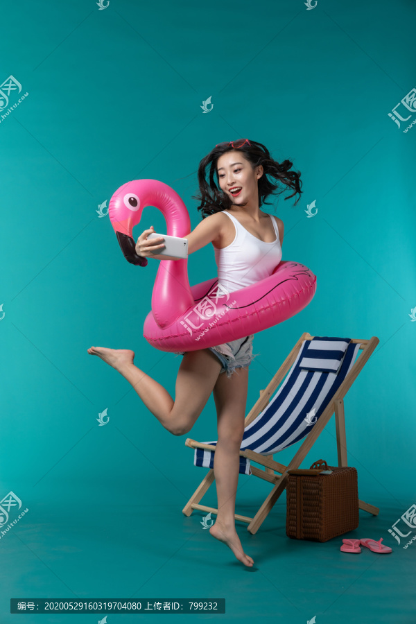 棚拍夏日造型年轻女子