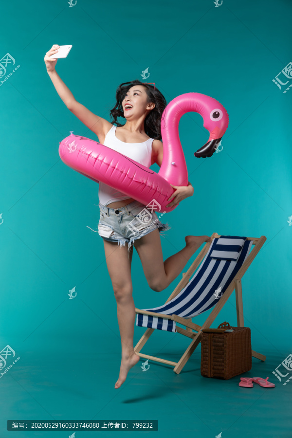 棚拍夏日造型年轻女子