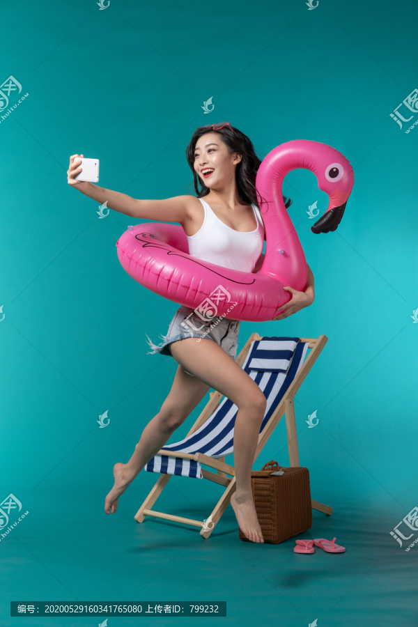 棚拍夏日造型年轻女子