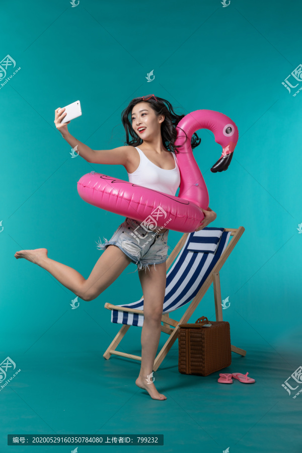 棚拍夏日造型年轻女子