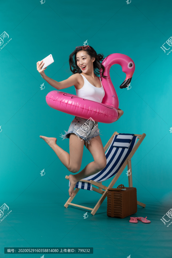 棚拍夏日造型年轻女子
