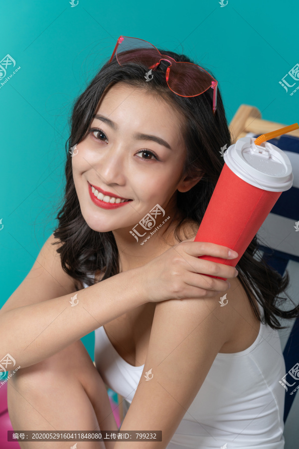 棚拍夏日造型年轻女子