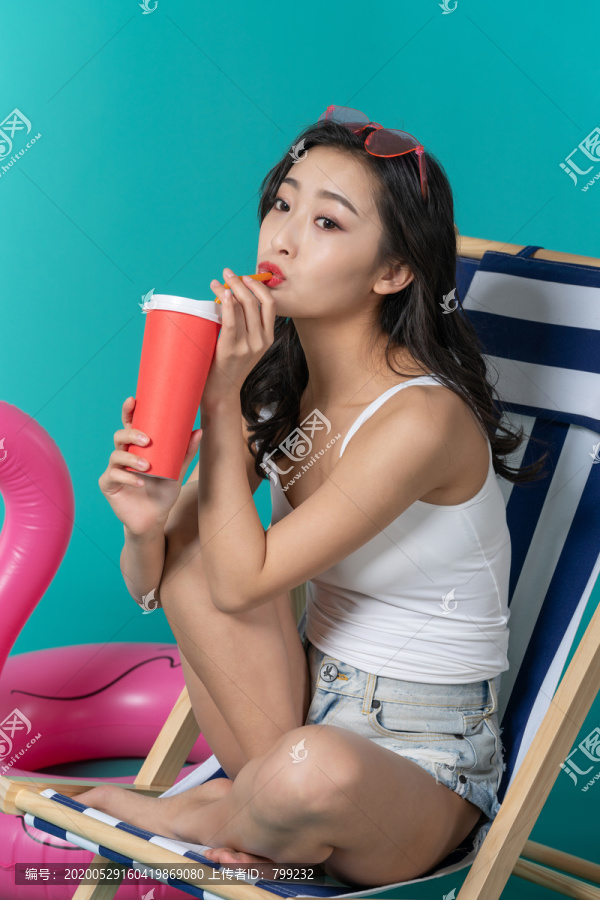 棚拍夏日造型年轻女子
