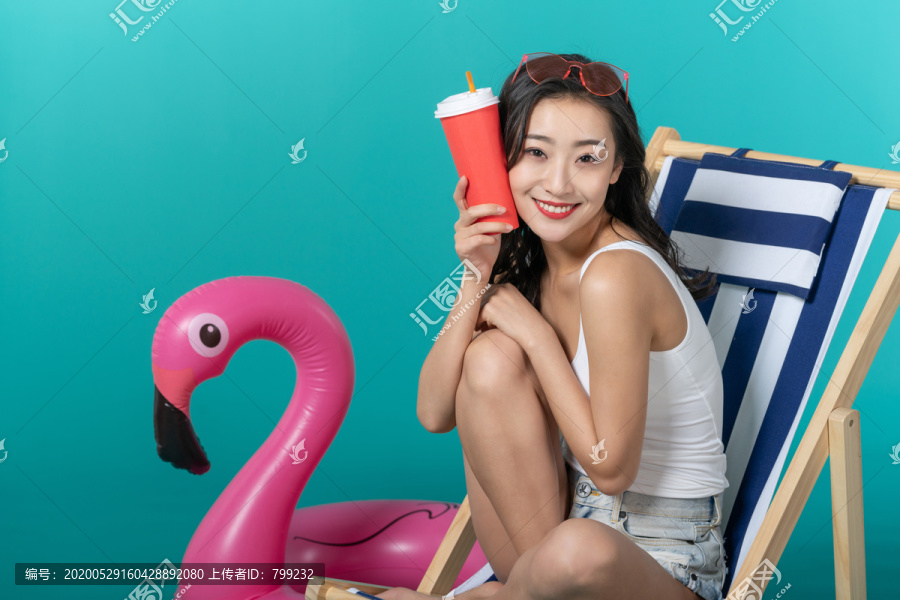 棚拍夏日造型年轻女子