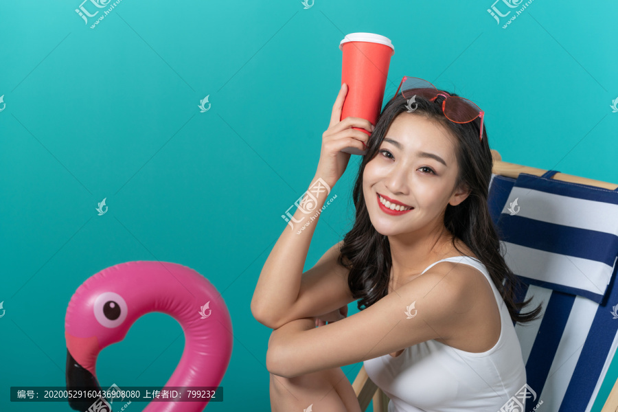 棚拍夏日造型年轻女子
