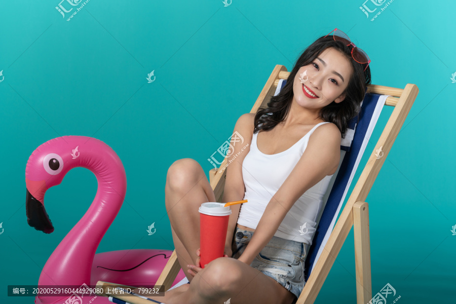 棚拍夏日造型年轻女子