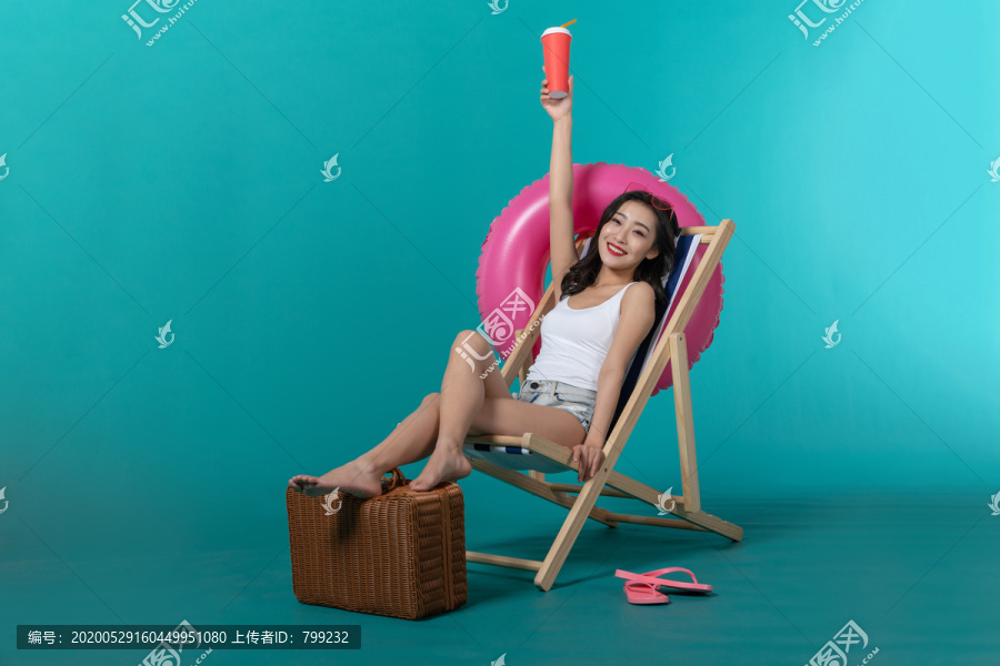 棚拍夏日造型年轻女子