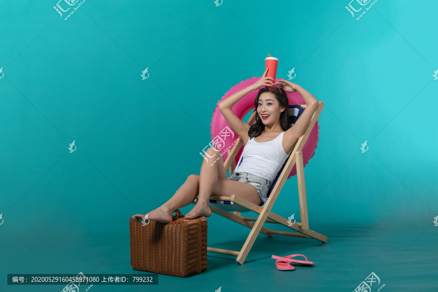棚拍夏日造型年轻女子
