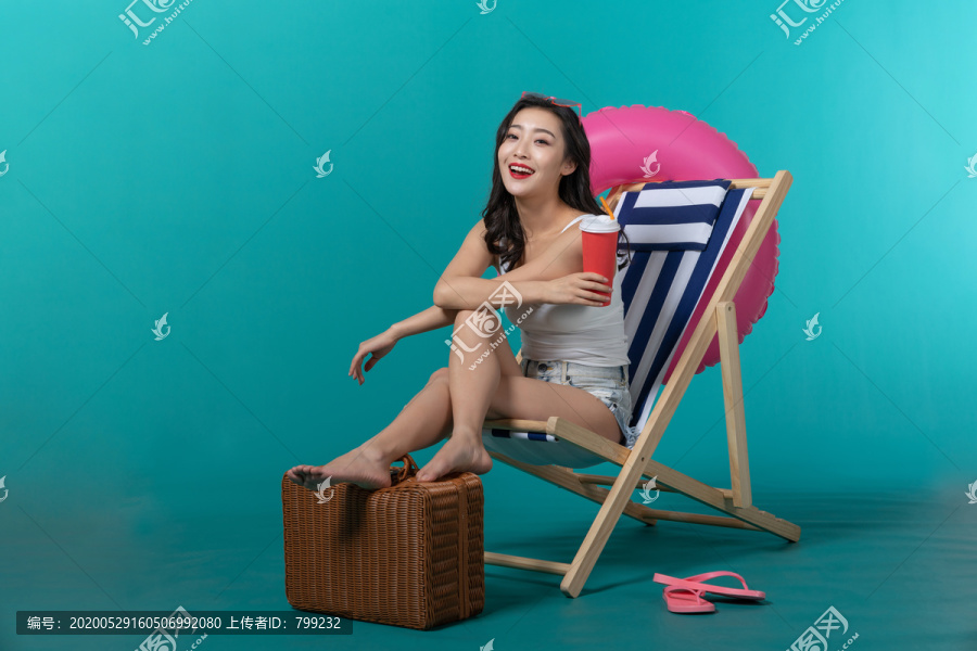 棚拍夏日造型年轻女子