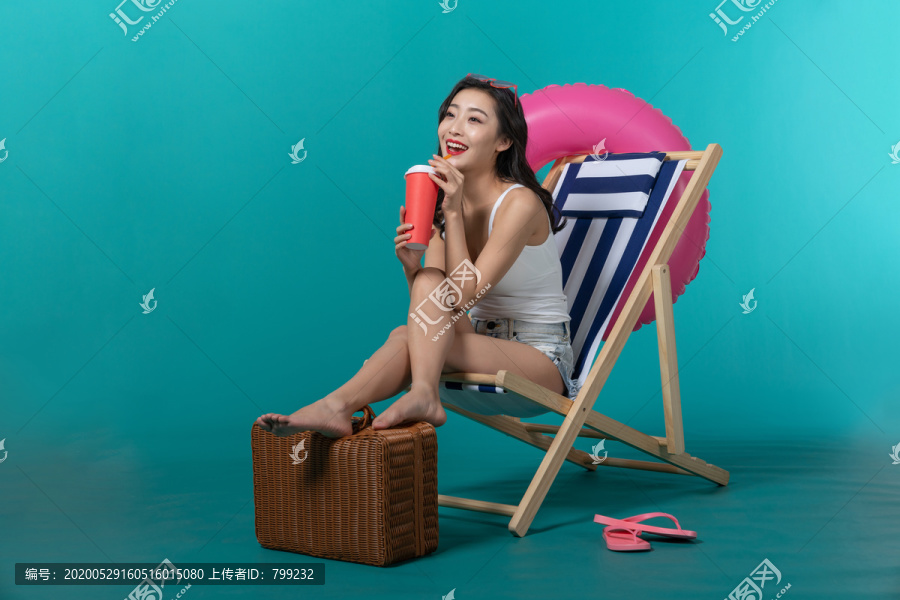 棚拍夏日造型年轻女子