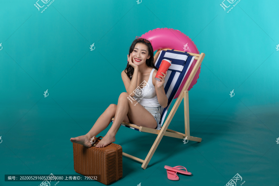 棚拍夏日造型年轻女子