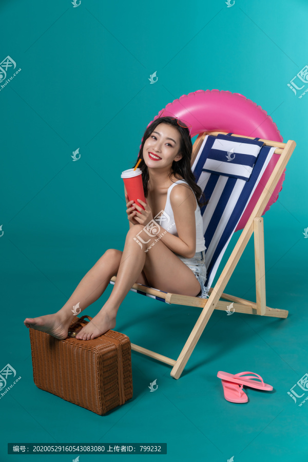 棚拍夏日造型年轻女子