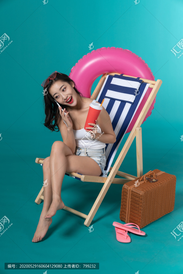 棚拍夏日造型年轻女子