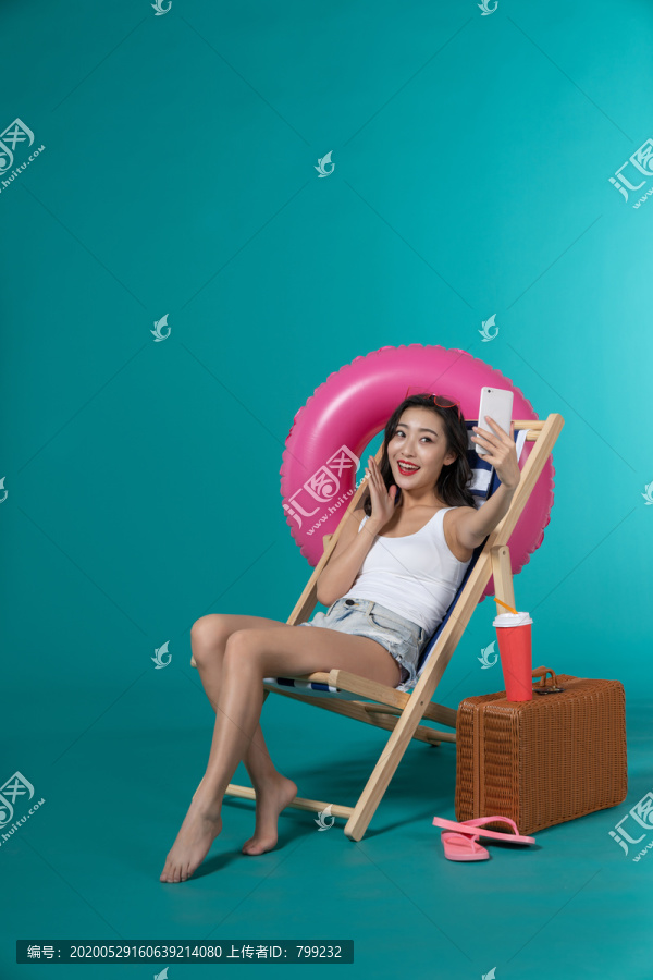 棚拍夏日造型年轻女子