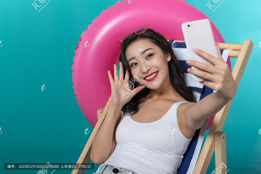 棚拍夏日造型年轻女子