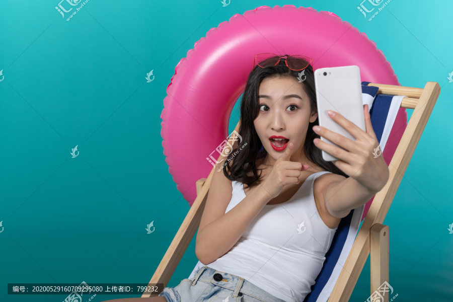 棚拍夏日造型年轻女子