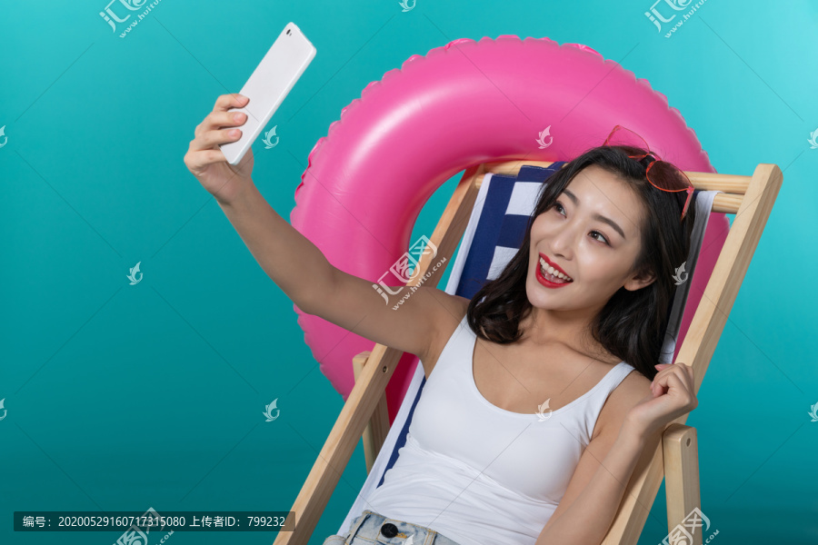 棚拍夏日造型年轻女子