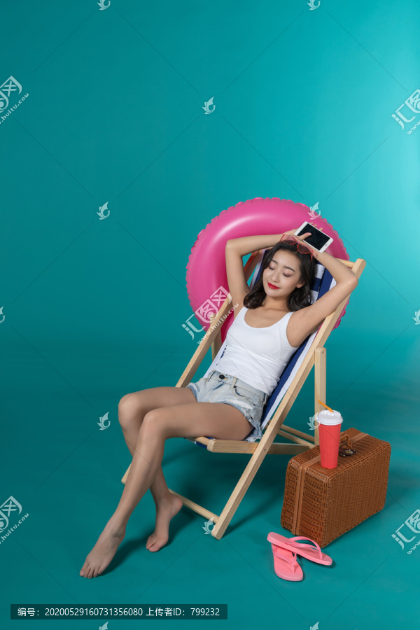 棚拍夏日造型年轻女子
