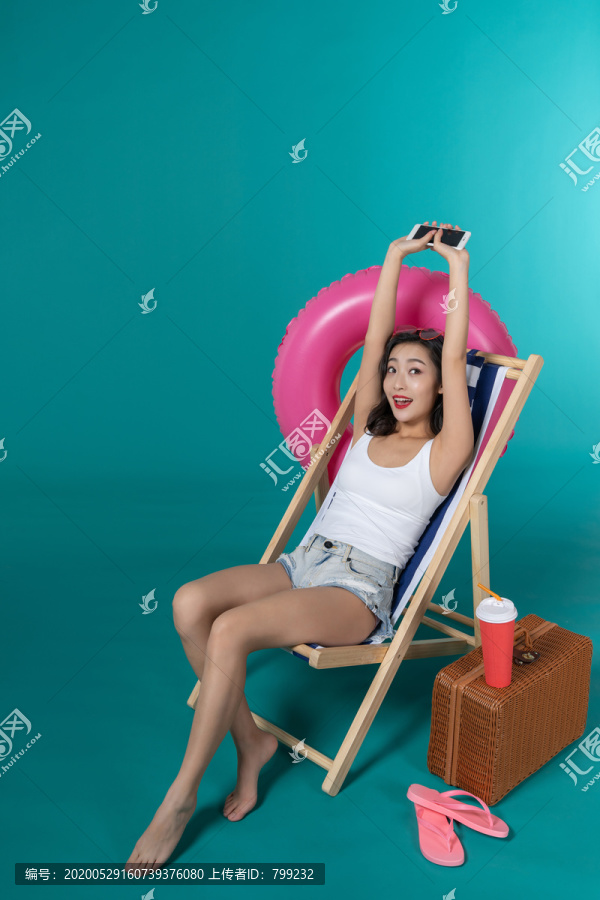 棚拍夏日造型年轻女子