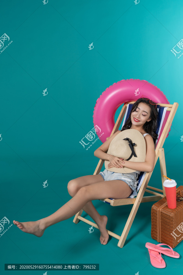 棚拍夏日造型年轻女子