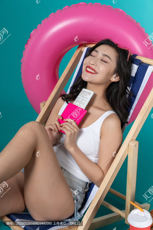 棚拍夏日造型年轻女子
