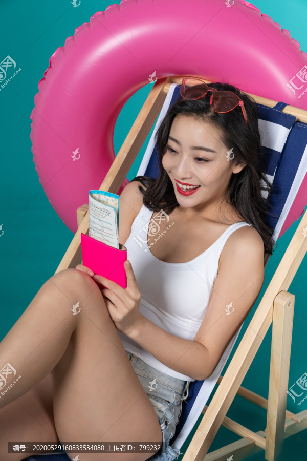 棚拍夏日造型年轻女子
