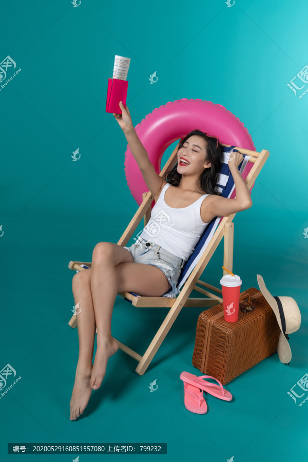 棚拍夏日造型年轻女子