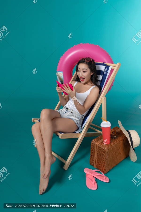 棚拍夏日造型年轻女子