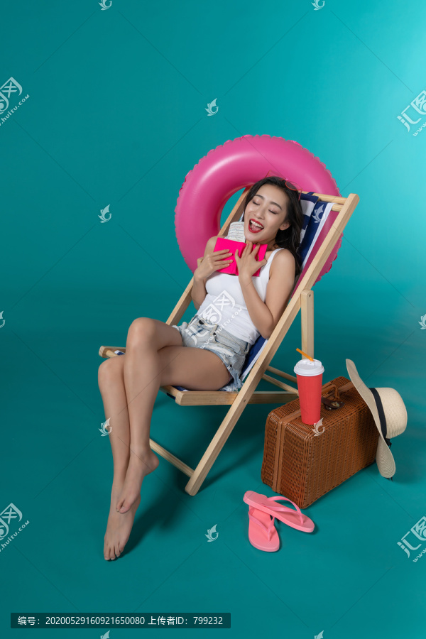 棚拍夏日造型年轻女子